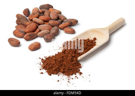 Fair-Trade-Cocoa-Bohnen und Cocoa auf weißem Hintergrund Stockfoto