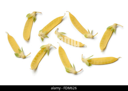 Frische gelbe Erbsen auf weißem Hintergrund Stockfoto