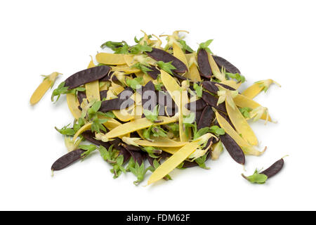 Haufen von frischem gelb und lila Zuckerschoten auf weißem Hintergrund Stockfoto