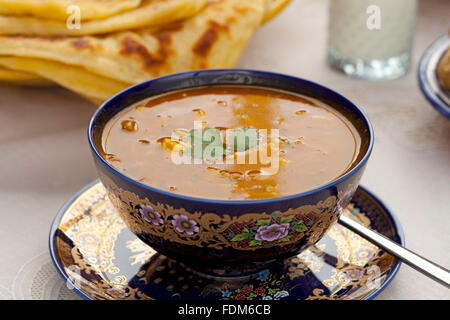 Kelch der marokkanische Harira Suppe gereicht, in traditionellen Schüssel mit Msemen Stockfoto