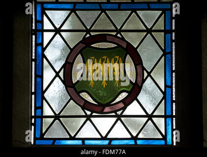 Buntglas ein Wappen in einem Fenster bei Bodysgallen Hall Hotel, Restaurant und Spa, Llandudno, Conwy, Wales. Stockfoto