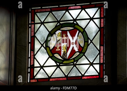 Buntglas ein Wappen in einem Fenster bei Bodysgallen Hall Hotel, Restaurant und Spa, Llandudno, Conwy, Wales. Stockfoto