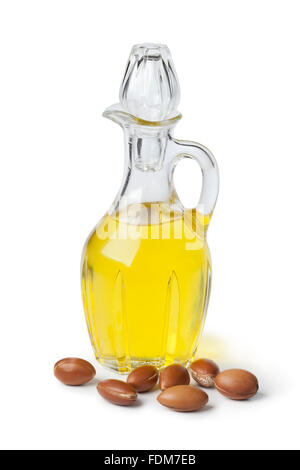 Marokkanische kosmetisches Argan-Öl und Nüssen auf weißem Hintergrund Stockfoto