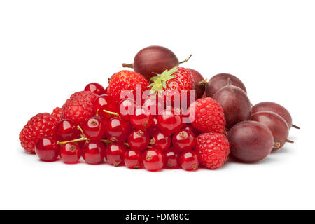 Zusammensetzung der roten Beeren auf weißem Hintergrund Stockfoto