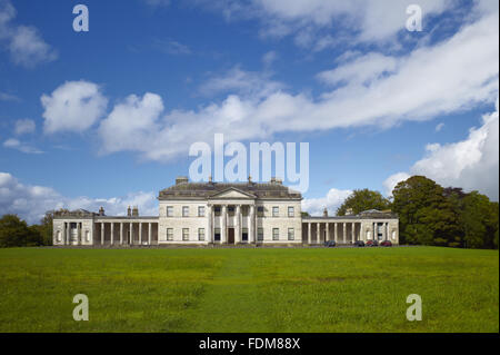 Die Südfassade am Castle Coole, Grafschaft Fermanagh. Das Haus, entworfen von James Wyatt wurde 1789 bis 1795 erbaut. Stockfoto