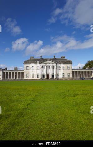 Die Südfassade am Castle Coole, Grafschaft Fermanagh. Das Haus, entworfen von James Wyatt wurde 1789 bis 1795 erbaut. Stockfoto