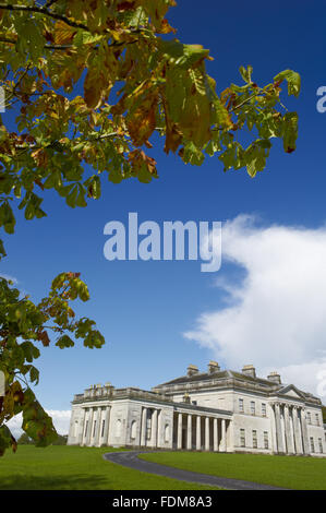 Die Südfassade am Castle Coole, Grafschaft Fermanagh. Das Haus, entworfen von James Wyatt wurde 1789 bis 1795 erbaut. Stockfoto