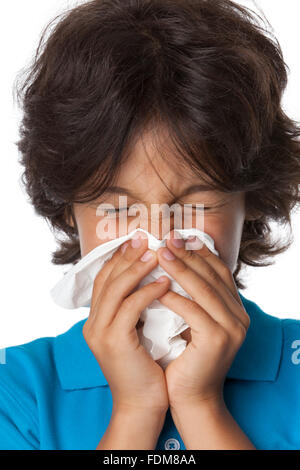 Kleiner Junge bläst seine Nase auf weißem Hintergrund Stockfoto