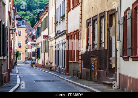 Ingrimstrasse, eine ziemlich schmale Straße in der Altstadt-Viertel der Stadt Heidelberg. Stockfoto