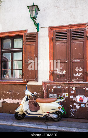 Einen Piaggio Vespa Roller in der Altstadt-Viertel der Stadt Heidelberg. Stockfoto