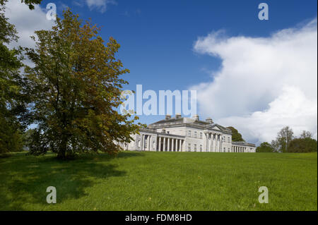 Blick auf die Südfassade am Castle Coole, Grafschaft Fermanagh. Das Haus, entworfen von James Wyatt wurde 1789 bis 1795 erbaut. Stockfoto