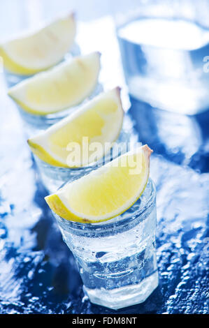 Tequilla mit Kalk und auf einem Tisch Stockfoto