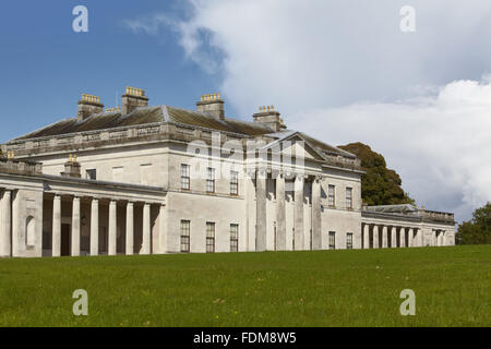 Die Südfassade am Castle Coole, Grafschaft Fermanagh. Das Haus, entworfen von James Wyatt wurde 1789 bis 1795 erbaut. Stockfoto