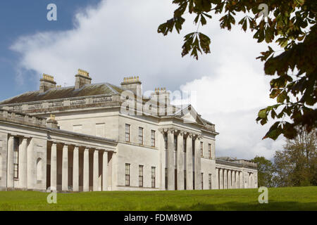 Die Südfassade am Castle Coole, Grafschaft Fermanagh. Das Haus, entworfen von James Wyatt wurde 1789 bis 1795 erbaut. Stockfoto