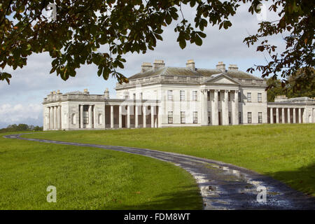 Die Südfassade am Castle Coole, Grafschaft Fermanagh. Das Haus, entworfen von James Wyatt wurde 1789 bis 1795 erbaut. Stockfoto