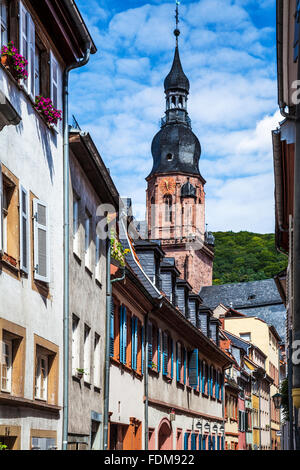 Der Turm der Kirche des Heiligen Geistes betrachtet von Kramergasse im Quartier Altstadt Heidelbergs. Stockfoto