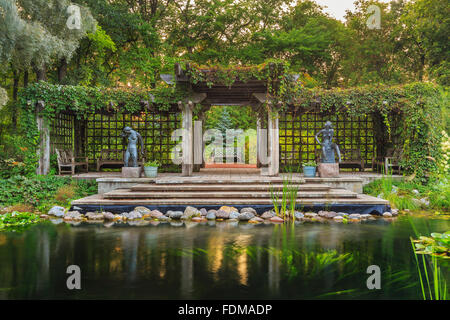 Pergola im Leo Mol Skulpturengarten, Assiniboine Park, Winnipeg, Manitoba, Kanada. Stockfoto