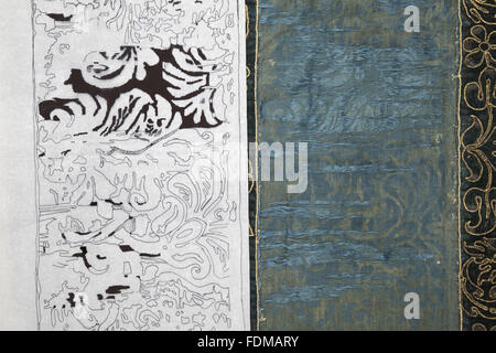 Erhaltung des siebzehnten Jahrhunderts Ham House Königin Vorzimmer Wallhangings, im Textile Conservation Studio Mai Berkouwer. Der Wandbehang hat blaue Seidensamt Grenzen bestickt mit vergoldeten Silberfäden rund um Ersatz Damast-panel Stockfoto