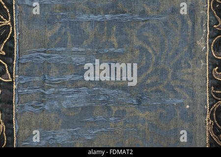 Erhaltung des siebzehnten Jahrhunderts Ham House Königin Vorzimmer Wallhangings, im Textile Conservation Studio Mai Berkouwer. Der Wandbehang hat blaue Seidensamt Grenzen bestickt mit vergoldeten Silberfäden rund um Ersatz Damast-panel Stockfoto