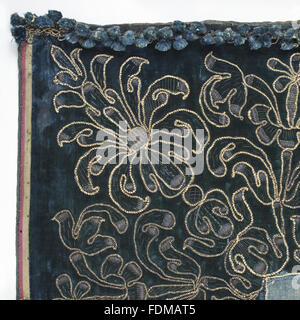 Erhaltung des siebzehnten Jahrhunderts Ham House Königin Vorzimmer Wallhangings, im Textile Conservation Studio Mai Berkouwer. Der Wandbehang hat blaue Seidensamt Grenzen bestickt mit vergoldeten Silberfäden rund um Ersatz Damast-panel Stockfoto