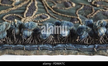 Erhaltung des siebzehnten Jahrhunderts Ham House Königin Vorzimmer Wallhangings, im Textile Conservation Studio Mai Berkouwer. Der Wandbehang hat blaue Seidensamt Grenzen mit vergoldeten Silberfäden bestickt. Stockfoto