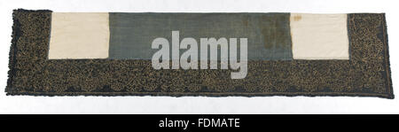 Erhaltung des siebzehnten Jahrhunderts Ham House Königin Vorzimmer Wallhangings, im Textile Conservation Studio Mai Berkouwer. Der Wandbehang hat blaue Seidensamt Grenzen bestickt mit vergoldeten Silberfäden rund um Ersatz Damast-panel Stockfoto