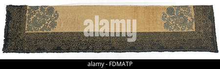 Erhaltung des siebzehnten Jahrhunderts Ham House Königin Vorzimmer Wallhangings, im Textile Conservation Studio Mai Berkouwer. Der Wandbehang hat blaue Seidensamt Grenzen bestickt mit vergoldeten Silberfäden rund um Ersatz Damast-panel Stockfoto