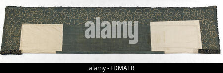 Erhaltung des siebzehnten Jahrhunderts Ham House Königin Vorzimmer Wallhangings, im Textile Conservation Studio Mai Berkouwer. Der Wandbehang hat blaue Seidensamt Grenzen bestickt mit vergoldeten Silberfäden rund um Ersatz Damast-panel Stockfoto