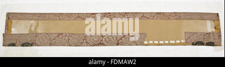 Erhaltung des siebzehnten Jahrhunderts Ham House Königin Vorzimmer Wallhangings, im Textile Conservation Studio Mai Berkouwer. Der Wandbehang hat blaue Seidensamt Grenzen bestickt mit vergoldeten Silberfäden rund um Ersatz Damast-panel Stockfoto