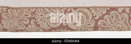 Erhaltung des siebzehnten Jahrhunderts Ham House Königin Vorzimmer Wallhangings, im Textile Conservation Studio Mai Berkouwer. Der Wandbehang hat blaue Seidensamt Grenzen bestickt mit vergoldeten Silberfäden rund um Ersatz Damast-panel Stockfoto