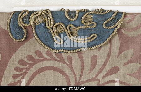 Blick auf die Erhaltung des siebzehnten Jahrhunderts Ham House Königin Vorzimmer Wallhangings, im Textile Conservation Studio Mai schließen Berkouwer. Der Wandbehang hat blaue Seidensamt Grenzen bestickt mit vergoldeten Silberfäden Umgebung erset Stockfoto