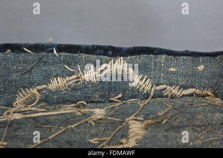 Blick auf die Erhaltung des siebzehnten Jahrhunderts Ham House Königin Vorzimmer Wallhangings, im Textile Conservation Studio Mai schließen Berkouwer. Der Wandbehang hat blaue Seidensamt Grenzen mit vergoldeten Silberfäden bestickt. Stockfoto