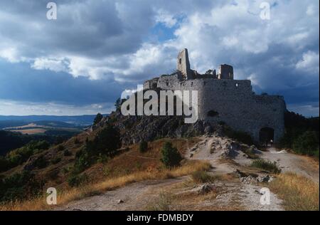 Slowakei, Burg Cachtice, bleiben der Burg am Hügel Stockfoto