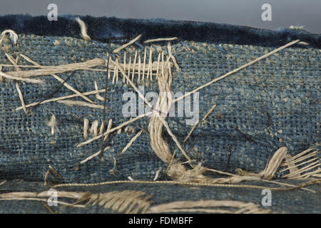 Blick auf die Erhaltung des siebzehnten Jahrhunderts Ham House Königin Vorzimmer Wallhangings, im Textile Conservation Studio Mai schließen Berkouwer. Der Wandbehang hat blaue Seidensamt Grenzen mit vergoldeten Silberfäden bestickt. Stockfoto