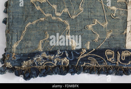 Blick auf die Erhaltung des siebzehnten Jahrhunderts Ham House Königin Vorzimmer Wallhangings, im Textile Conservation Studio Mai schließen Berkouwer. Der Wandbehang hat blaue Seidensamt Grenzen mit vergoldeten Silberfäden bestickt. Stockfoto