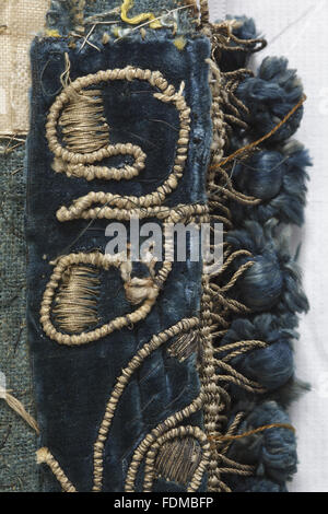 Blick auf die Erhaltung des siebzehnten Jahrhunderts Ham House Königin Vorzimmer Wallhangings, im Textile Conservation Studio Mai schließen Berkouwer. Der Wandbehang hat blaue Seidensamt Grenzen mit vergoldeten Silberfäden bestickt. Stockfoto