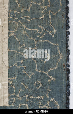 Blick auf die Erhaltung des siebzehnten Jahrhunderts Ham House Königin Vorzimmer Wallhangings, im Textile Conservation Studio Mai schließen Berkouwer. Der Wandbehang hat blaue Seidensamt Grenzen mit vergoldeten Silberfäden bestickt. Stockfoto