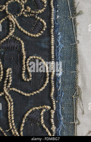 Blick auf die Erhaltung des siebzehnten Jahrhunderts Ham House Königin Vorzimmer Wallhangings, im Textile Conservation Studio Mai schließen Berkouwer. Der Wandbehang hat blaue Seidensamt Grenzen mit vergoldeten Silberfäden bestickt. Stockfoto