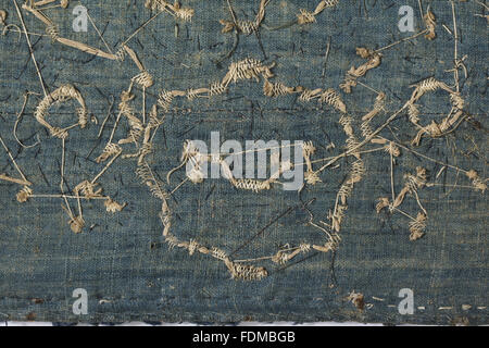 Blick auf die Erhaltung des siebzehnten Jahrhunderts Ham House Königin Vorzimmer Wallhangings, im Textile Conservation Studio Mai schließen Berkouwer. Der Wandbehang hat blaue Seidensamt Grenzen mit vergoldeten Silberfäden bestickt. Stockfoto