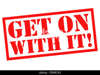GET ON WITH IT! roter Stempel auf einem weißen Hintergrund. Stockfoto