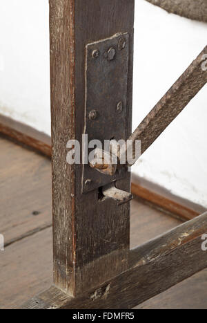 Schließen Sie die Ansicht des Klappmechanismus der siebzehnten Jahrhunderts 'Spanischen' Tabelle, wahrscheinlich gemacht auf dem Landgut Cotehele im Red Room bei Cotehele, Cornwall. Stockfoto