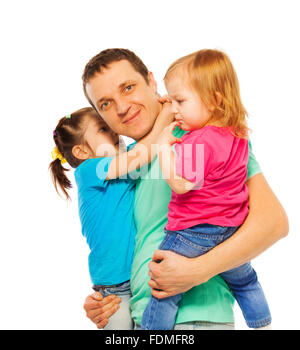 Vater hält zwei Töchter im Arm Stockfoto