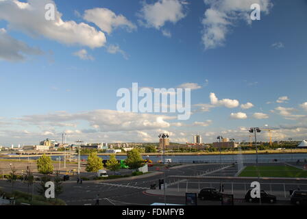 Blick über Royal Victoria Dock mit Blick auf Shooters Hill Stockfoto