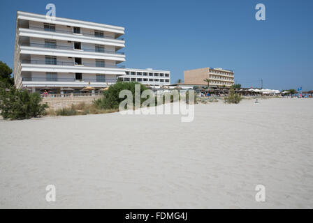 Blaue Flagge Strand mit Hotel an einem sonnigen Sommertag am 12. Juli 2013 in Can Picafort, Mallorca, Balearen, Spanien. Stockfoto