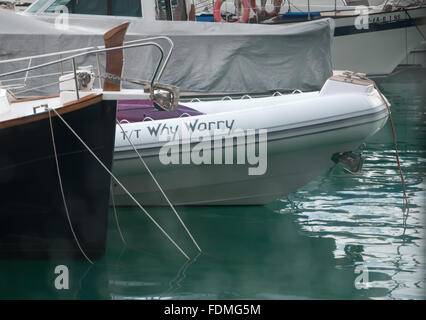 Warum sich Sorgen machen, kleines Boot verankert im Port Adriano Marina am 15. November 2011 in Port Adriano, Balearen, Spanien. Stockfoto