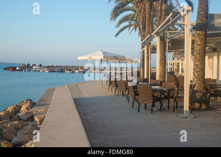 Restaurant am Boardwalk an einem sonnigen Sommermorgen am 23. Juli 2013 in Cala Estancia, Balearen, Spanien. Stockfoto