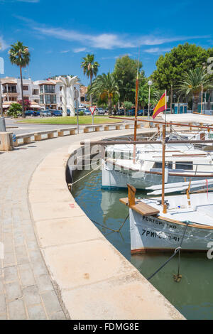 Ankern kleine Boote im Hafen an einem sonnigen Sommertag am 21. Juli 2013 in Porto Petro Balearen, Spanien. Stockfoto