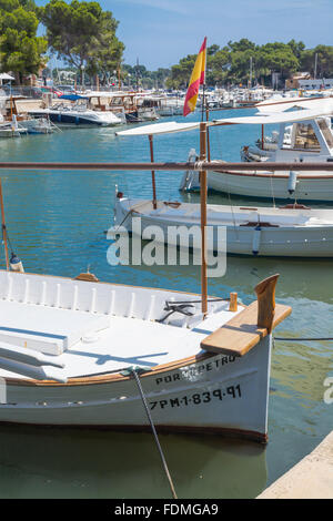 Ankern kleine Boote im Hafen an einem sonnigen Sommertag am 21. Juli 2013 in Porto Petro Balearen, Spanien. Stockfoto