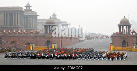 Indische Militärmusik marschieren während der jährlichen schlagen Retreat Zeremonie an die Raisina Hügel führt zu Rashtrapati Bhavan 29. Januar 2016 in New Delhi, Indien. Stockfoto