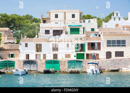 Authentisches Leben im Weißen Meer Eigentum an einem sonnigen Sommertag im Juli in Porto Petro, Mallorca, Balearen, Spanien. Stockfoto